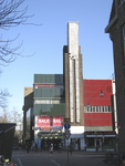 902999 Gezicht op het hoekpand Potterstraat 2 (sportwinkel Intersport) te Utrecht, met het kenmerkende torentje, vanaf ...